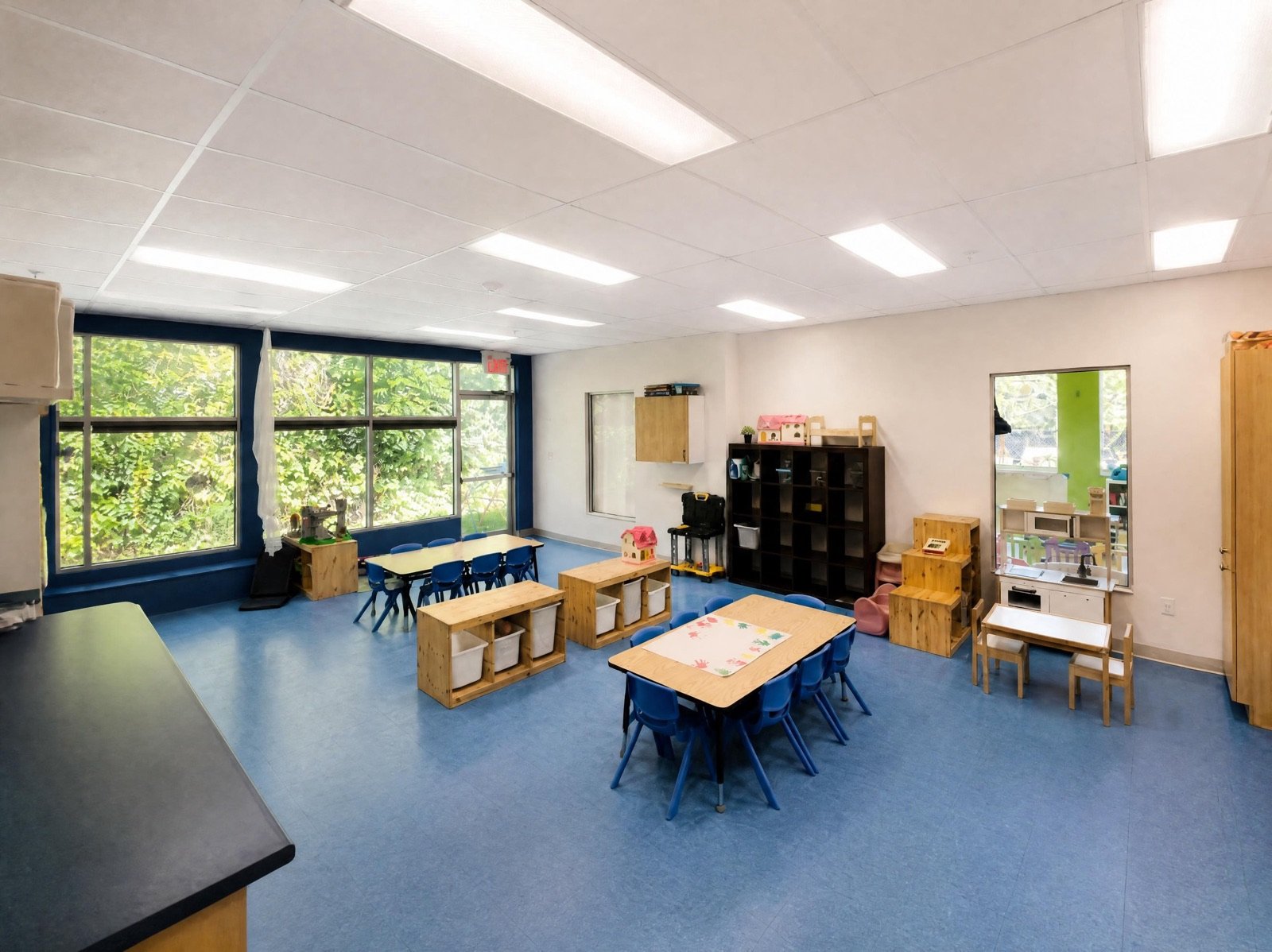 Salle bleue spacieuse avec tables d'activités